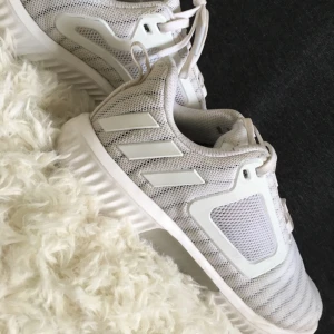  - Fina nya adidas skor, använd 5 gånger, men super sköna, köparen står för frakten 💕