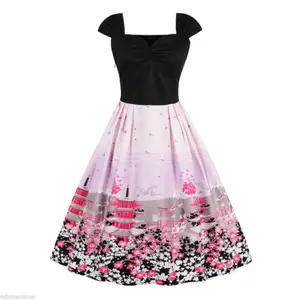 Svart-rosa rockabilly/59-talsstil-klänning med fint Japaninspirerat tryck och hjärtformad urringning. Använd 1 gång.