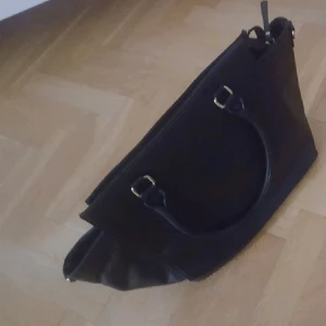  - Väska från H&M. Axelrem saknas. Köparen står för frakten.