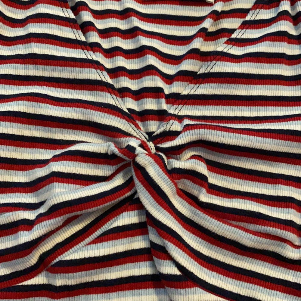 Jättefin långärmad tröja, med en fin detalj i mitten! Fina färger och i ett bra skick ☺️. Toppar.