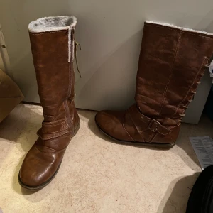 Skor  - Bruna skor storlek 38