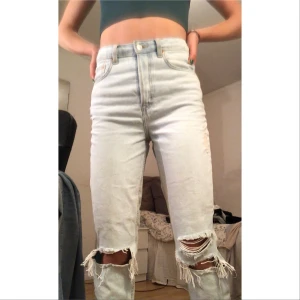 Jeans, H&M - Supersnygga ljusblå jeans från hm. Slitningar i knäna.