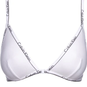 Calvin Klein triangle top S - Vit triangel-bh från Calvin Klein med knäppe framtill och justerbara axelband. Storlek S men upplever den mer som en XS. Använd två gånger. 