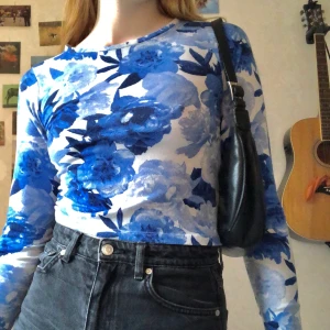 Långärmad croptop - Säljer denna superfina tröjan då den är lite liten på mig som har S/M💙 Sparsamt använd! Kan mötas u Göteborg, annars tillkommer frakt :)