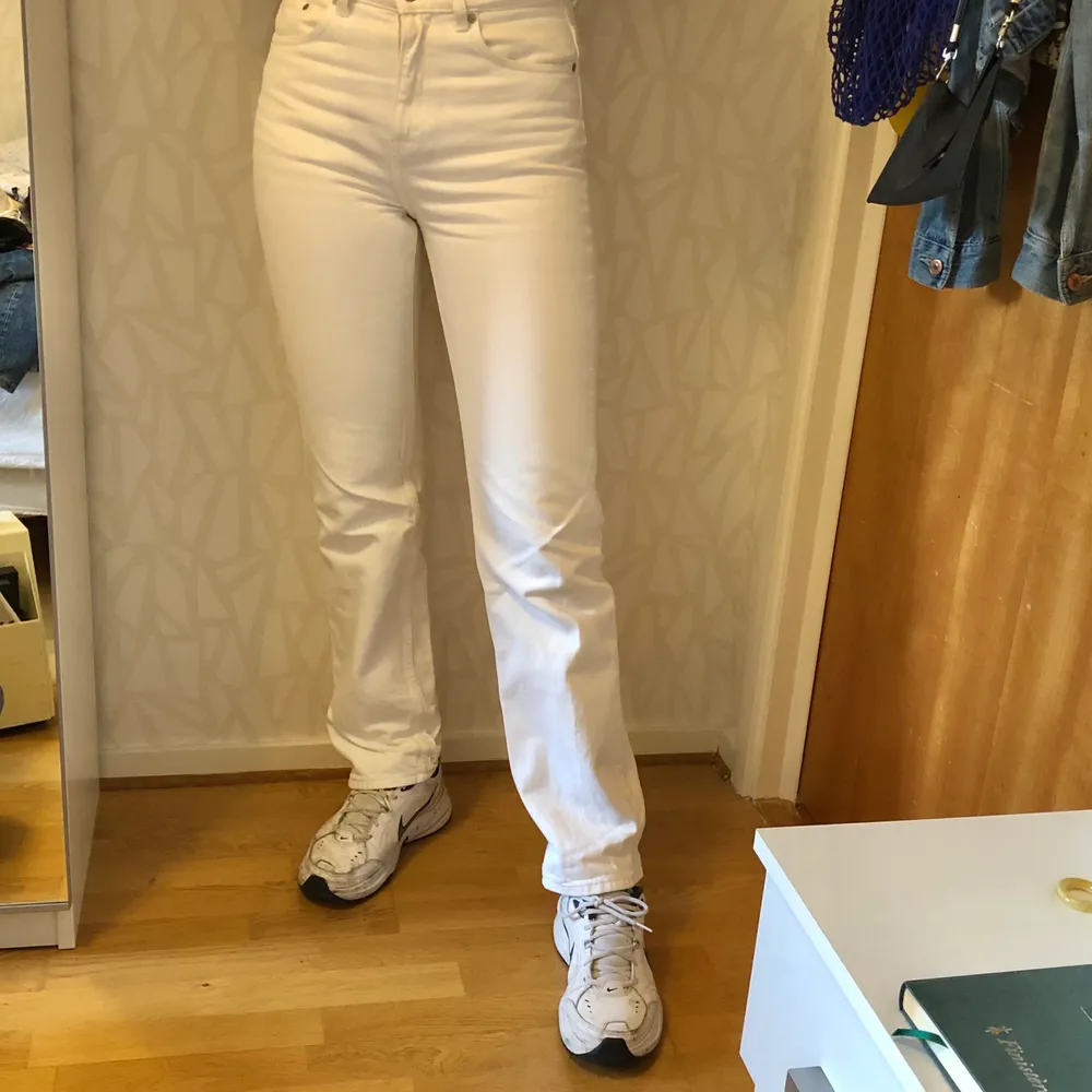 Säljer dessa vita jeansen då de har blivit för små för mig🤍 De är från weekday i modellen Voyage. Superfint skick, inga fläckar. Jag har storlek 27-28 och är 174 cm. Är inte genomskinliga alls! Kan mötas i Göteborg, annars tillkommer frakt :). Jeans & Byxor.