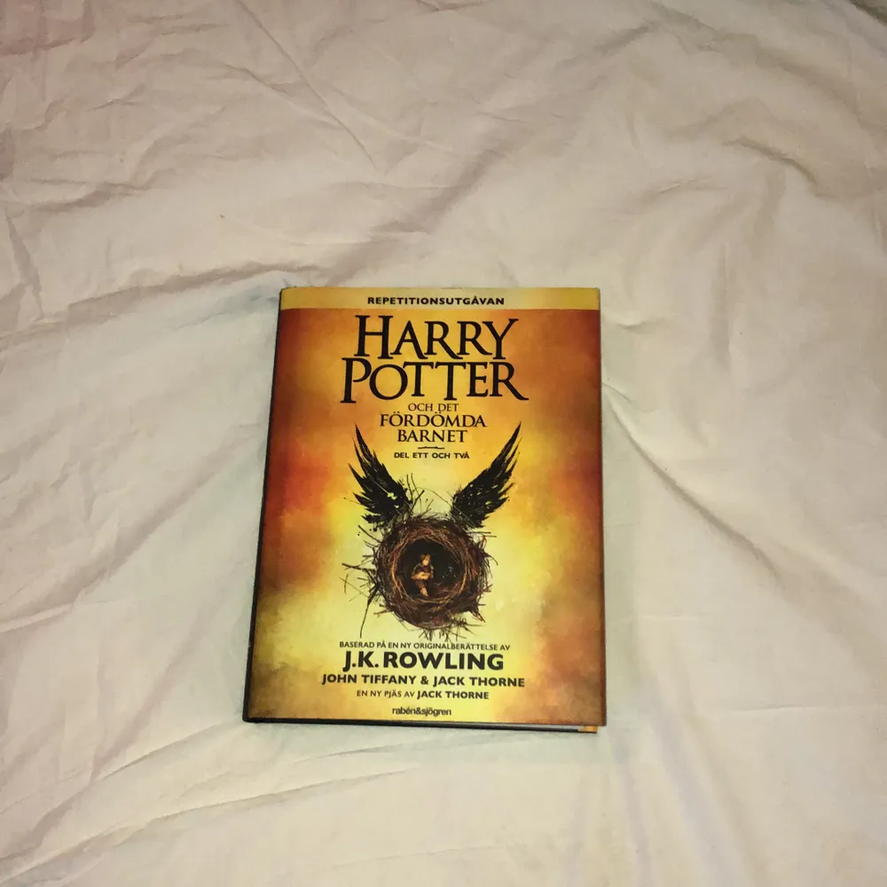Säljer Harry Potter och det fördömda barnet del 1 och 2 boken. Kan bara skickas😊⚡️. Övrigt.