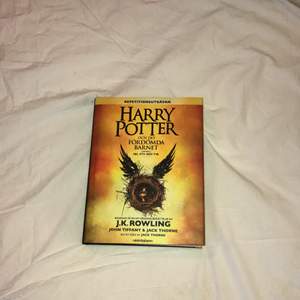Säljer Harry Potter och det fördömda barnet del 1 och 2 boken. Kan bara skickas😊⚡️