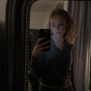 Så snygg tröja från zara - En jätte fin och skön tröja från zara som passar till allt och framförallt nu till hösten. De känns som ett kashmire material. Tröjan är aldrig använd❤️❤️