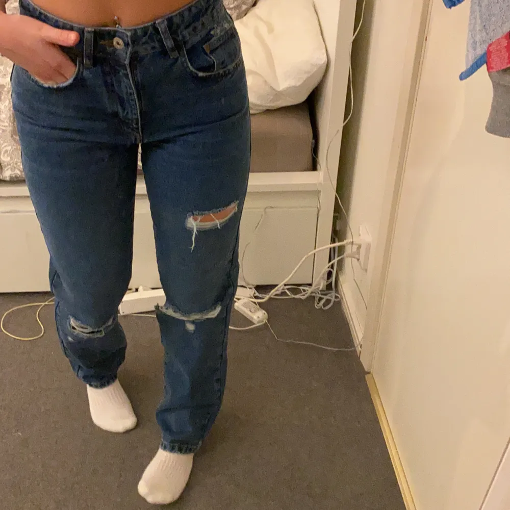 Vida jeans från ASOS i en lite tightare modell. Storlek W28L32, säljer dom för att dom är lite för små för mig. Rekommenderar till dom som vanligtvis bär byxor i XS. Jag är 165 och de når till mina hälar.. Jeans & Byxor.
