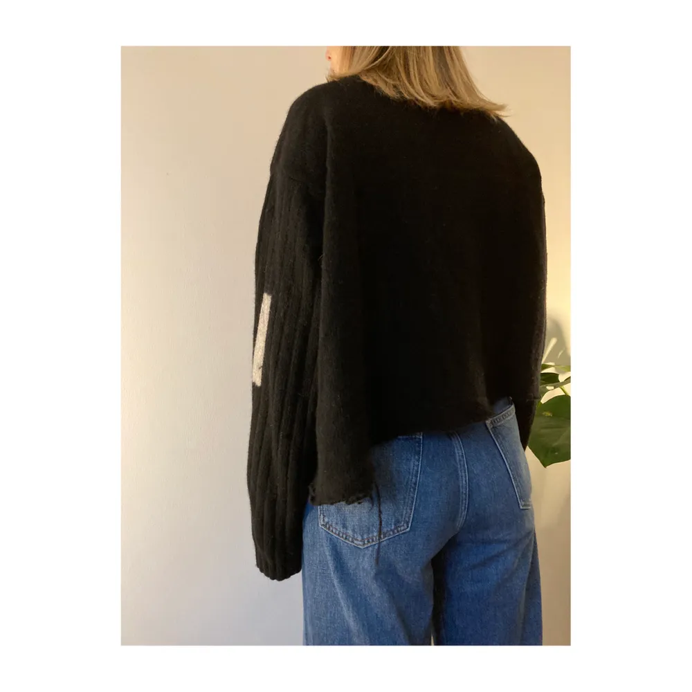 Cool cropped second hand sweater/knitwear. Fits a 36-38. Model size 36!. Stickat.