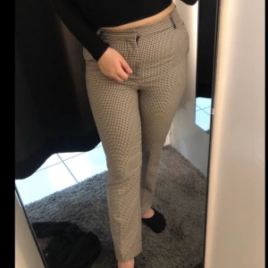 Kostymbyxor!  - Säljer dessa pågrund av för små. Använda endast 2 gånger! Köpta från Gina Tricot. Enda felet är att knappen åkt av, men går hur lätt som helst att du syr fast en ny knapp! 😊 Annars nyskick! Storlek 36, 70kr! Fraktar men möts även upp i Helsingborg 