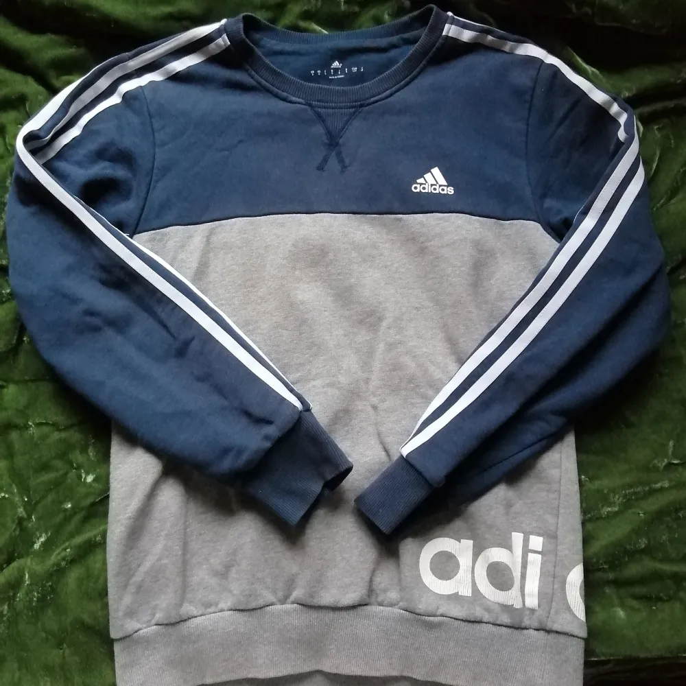 Långärmad tröja från Adidas. Mysig och skön att ha på sig under dessa kalla kvällar🥰 . Hoodies.