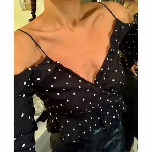 Omlott blus  - Söt omlottblus i prickig viskos. Mycket behagligt material ✨ volang detaljer vid urringningen runt bak och nederkanten. 🖤 Toppen slutar vid midjan. Det står storlek 42 men skulle säga att den passar 38-40 som jag normal brukar ha.