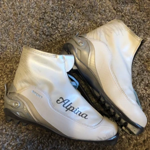 Längdpjäxor Alpina nyskick 40 - Längdpjäxor Alpina nyskick! 25,5 cm 700kr