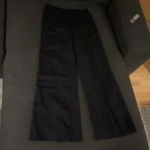 Vida marinblå byxor - Marinblå byxor fråm hm väldigt vida med slit baktill. Kan ej ta kort på då dom ej passar längre. Frakt ingår