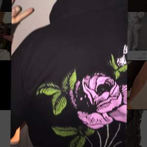 Stussy hoodie med tryck på ryggen, svart med lila/rosa blomma. Kan inte hitta den någonstans på nätet så troligtvis helt slutsåld💕 xs-s