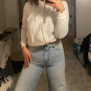 Jeans totême - Ger dessa jeans en till chans. Har aldrig använt dessa, dem går precis till hälen. Jag är 168. Sitter jättebra på kroppen men har inte prioriterar dessa jeansen så dem har bara legat i garderoben. 