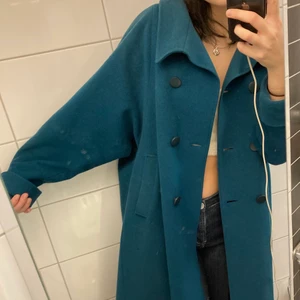 mörkturkos vintage kappa - jättefin vintage kappa jag knappt använt, men har lyckats få oljefärg på insidan av den .../..// då menar jag. oljefärg. mycket. Men inget som syns på utsidan 😭😭😭 skriv för bilder 