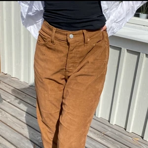 Levis bruna manchester  - Ett par fina bruna Manchesterbyxor från Levis, bekväma och inte mer än ett år gamla. Köptes för 1000, byxorna är lite stora för modellen på bilden 