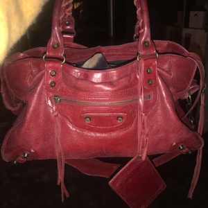 Belanciaga väska - Intressakoll på min älskade balenciaga väska! Så sjukt snygg! Köp på Vestiaire Collective, tyvärr har jag inget kvitto därav priset men serienummer finns 