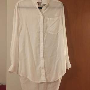 Snygg vit skjorta i storlek M. 