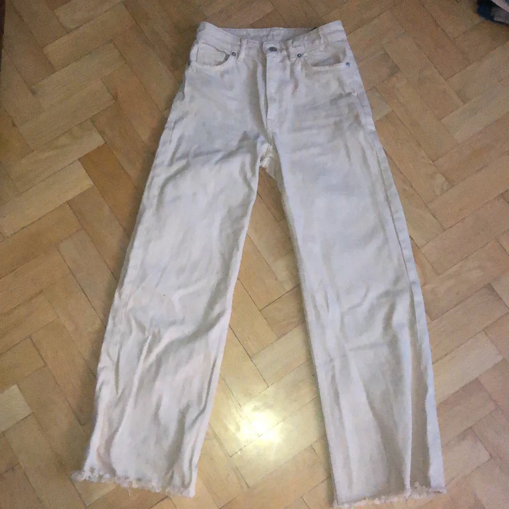 Biega jeans från monki, köpt i somras och använd fåtal gånger🤍 st.25, dom är croppade en bit, hon på första bilden är ca 157cm och på andra(när dom är croppade) är 168. Jeans & Byxor.
