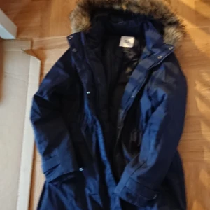 Vinterjacka mammakläder - En varm, vinterjacka i längre modell i märket mama licious. Storlek XL. Var perfekt att ha även ett tag efter graviditeten. 3 år gammal men som i nyskick, nypriset då var 800.