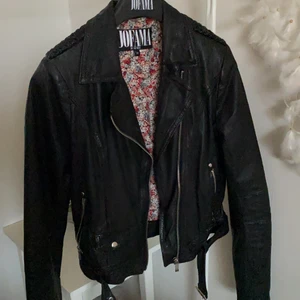 Jofama by Kenza, skinnjacka - Knappt använd, dock blivit förliten så säljer därför nu. Storlek 34