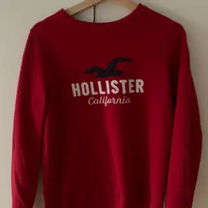 Säljer denna snygga röda sweatshirt från hollister. ❤️🌹🍓🍄🎸🏓🚘