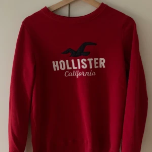 Hollister - Säljer denna snygga röda sweatshirt från hollister. ❤️🌹🍓🍄🎸🏓🚘