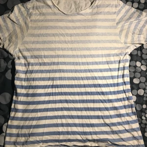 Randig T-shirt - 🙌🏼En helt vanlig randig T-shirt från New Yorker!🤩 Inget fel på den förutom att den må vara lite sliten, den är dock perfekt att ha på sommaren och är riktigt fläktande och skön!😍 📤Köparen står för frakten, 22kr🚚