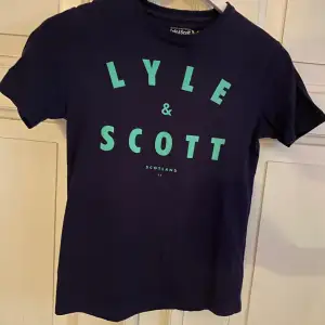 Mörkblå lyle & scott t-shirt i storlek 12/13 år. T-shirt är i bra skick, frakt tillkommer. 