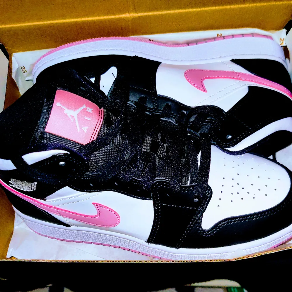 Nike air Jordan One mid artic pink 38,5 helt oanvända säljes pga fel storlek vilken är 38,5. Skor.