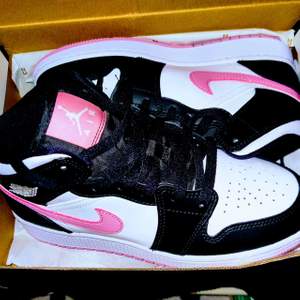 Nike air Jordan One mid artic pink 38,5 helt oanvända säljes pga fel storlek vilken är 38,5
