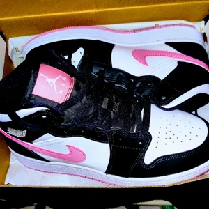 Nike Jordan air one - Nike air Jordan One mid artic pink 38,5 helt oanvända säljes pga fel storlek vilken är 38,5