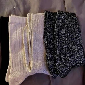 Glitter sockar  - Perfekta lite finare sockar för nyår och jul! Tre par glitter sockar och två par ribbade sockar, ett par 30kr plus frakt 22kr elr alla 5 för 50kr plus frakt 22kr🎀❤️