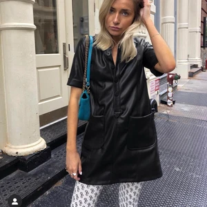 Skinnklänning (första 2 bilderna är lånade) - Såsåsååå fin skinnklänning (fakeskinn) som jag säljer för att den tyvärr inte används längre💕storlek S/M