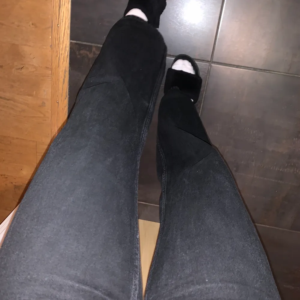 Säljer nu mina yoko jeans från monki. De är använda en del men är i väldigt fint skick. De passa mig okej som är 170cm men de kunde varit lite längre:). Jeans & Byxor.