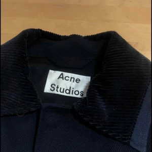 Acne Studios Cotton-Twilled Jacket Navy - Tjena!  Säljer nu den perfekta julklappen till väldigt bra pris!⚡️  Storlek 48 (M)  Skick 9,5/10 (Använd 3 gånger)  Nypris 6000 Köp nu 4000🐝 Bud från 2300