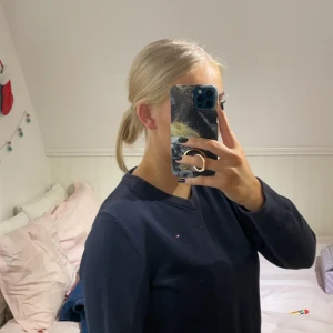 Tommy Hilfiger tröja - Inget t-shirt material utan lite tjockare. Storlek: 164 men fungerar som S