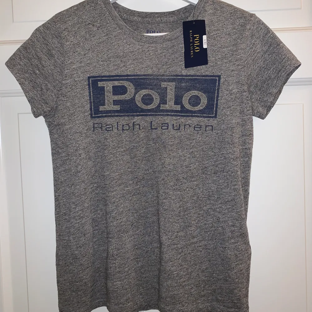 Helt oanvänd Polo Ralph Lauren tröja med prislapp kvar!! . T-shirts.