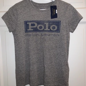 Polo t-shirt - Helt oanvänd Polo Ralph Lauren tröja med prislapp kvar!! 