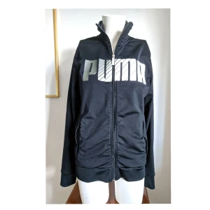 Puma jacka - Svart jacka Puma i bra skick, har fickor på varje sida. Edit: 150kr. 