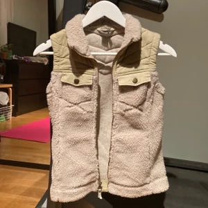 Väst - Supercool väst i ull. Knappt använd pga för liten. Storlek XS