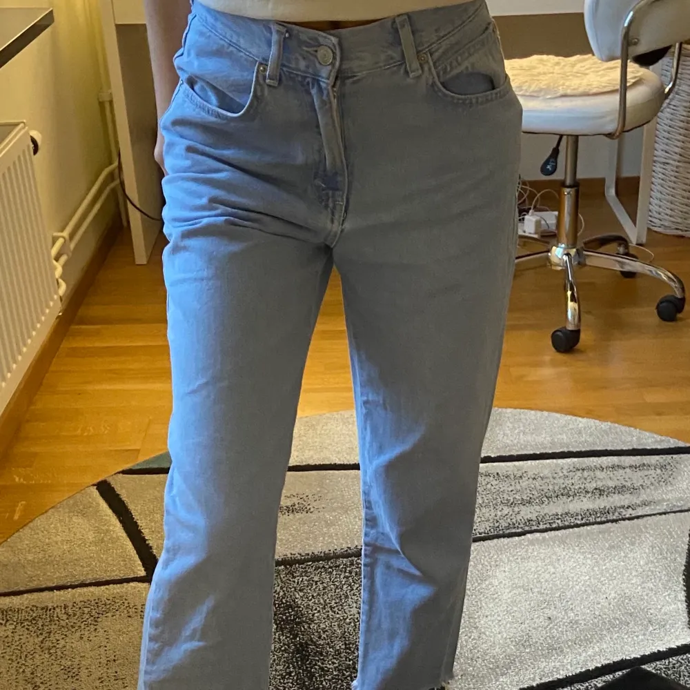 Blåa straight/mom jeans. Använt endast en gång, köpta från Pull & Bear i Stockholm. Mycket bra skick! Storlek 34 💗. Jeans & Byxor.
