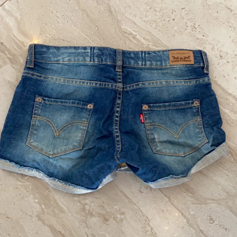 Levis shorts, aldrig använda varför i gott skick. Köpt till en xs/s storlek.. Shorts.