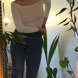 Vit tröja - Vit tröja med fyrkantig urrigning, liten i storlek men stretching, möts gärna upp i Göteborg annars tillkommer frakt;)