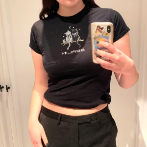 Babytee - Svart babytee med rhinestone tryck med katter😻 Superskön o i bra kvalitet! Passar tajt på mig som är M! Köparen betalar frakt!