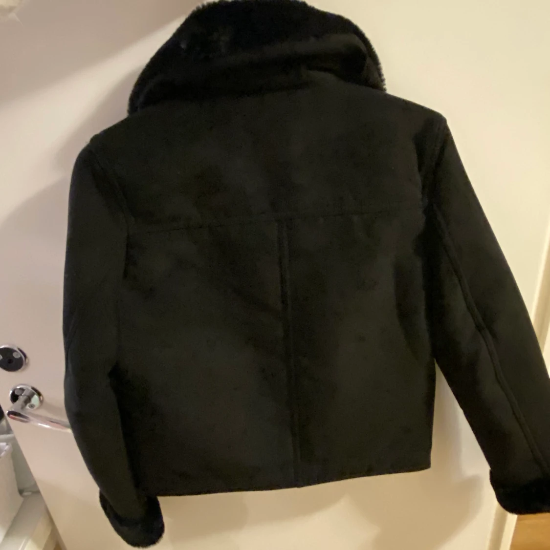 Fejk mocka jacka i svart och fuskpäls - 91