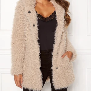 Happy Holly - Beige jacka från Happy Holly. Köpt för 699kr hos bubbleroom. Strl 44/46